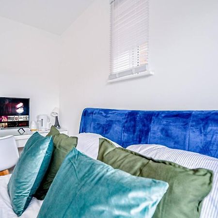 Entire House Sleeps 8 Near The River Thames Maidenhead Bagian luar foto