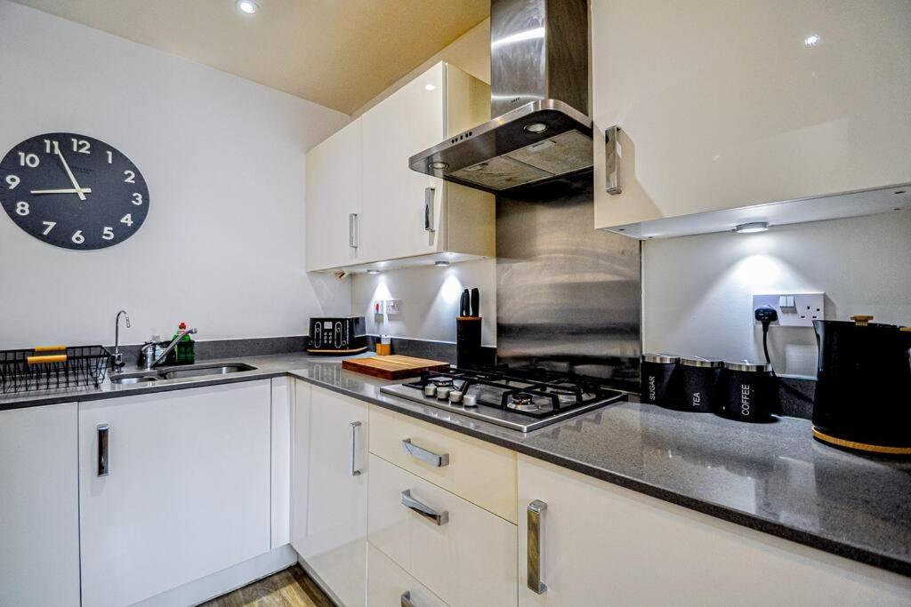 Entire House Sleeps 8 Near The River Thames Maidenhead Bagian luar foto