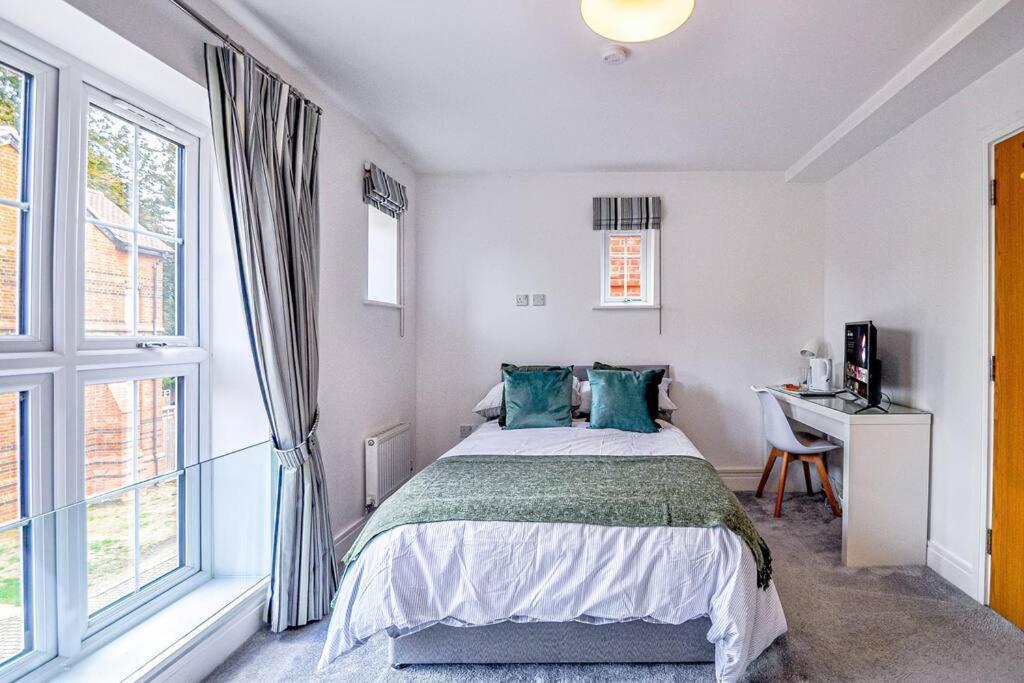 Entire House Sleeps 8 Near The River Thames Maidenhead Bagian luar foto