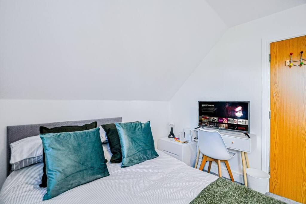 Entire House Sleeps 8 Near The River Thames Maidenhead Bagian luar foto