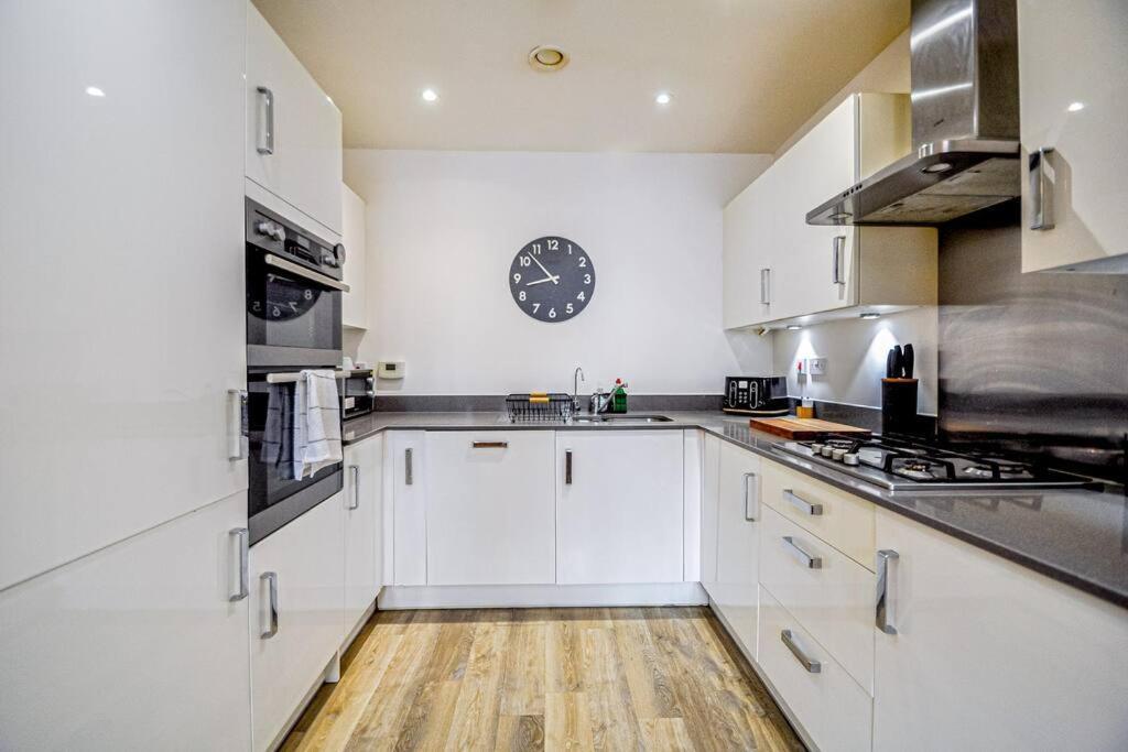 Entire House Sleeps 8 Near The River Thames Maidenhead Bagian luar foto