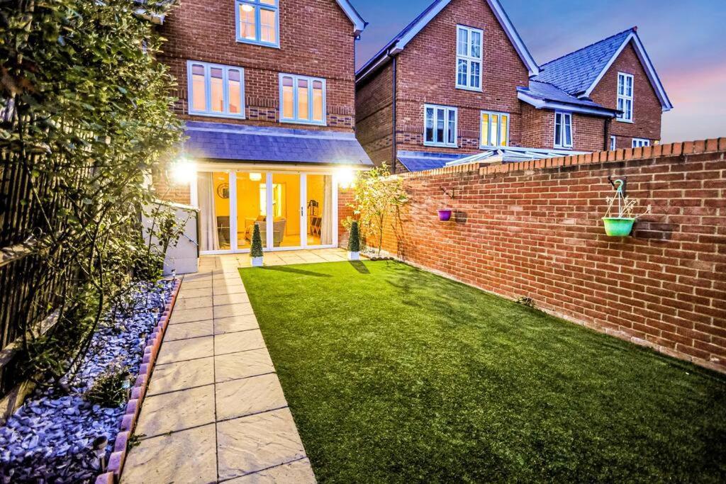 Entire House Sleeps 8 Near The River Thames Maidenhead Bagian luar foto