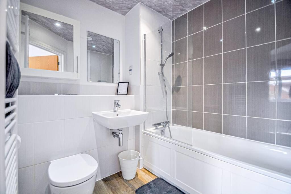 Entire House Sleeps 8 Near The River Thames Maidenhead Bagian luar foto