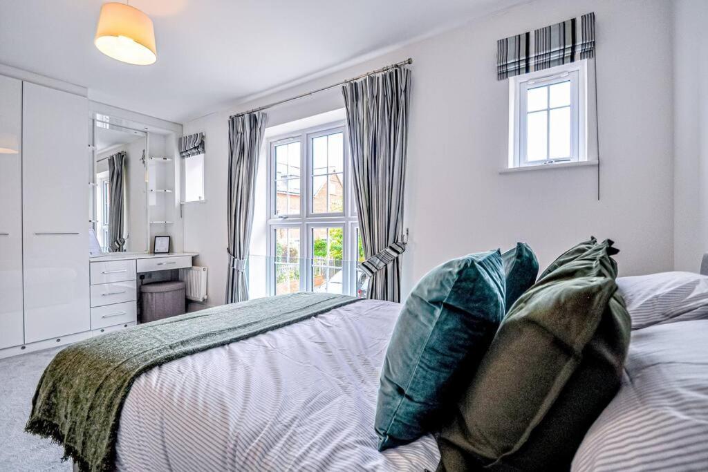 Entire House Sleeps 8 Near The River Thames Maidenhead Bagian luar foto