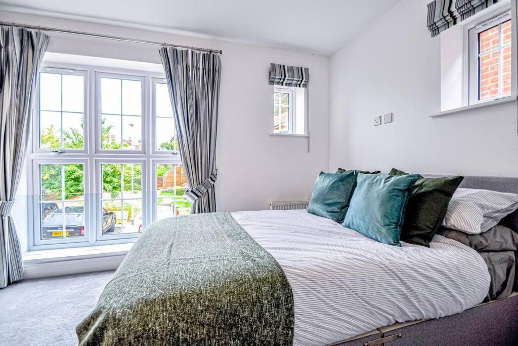 Entire House Sleeps 8 Near The River Thames Maidenhead Bagian luar foto