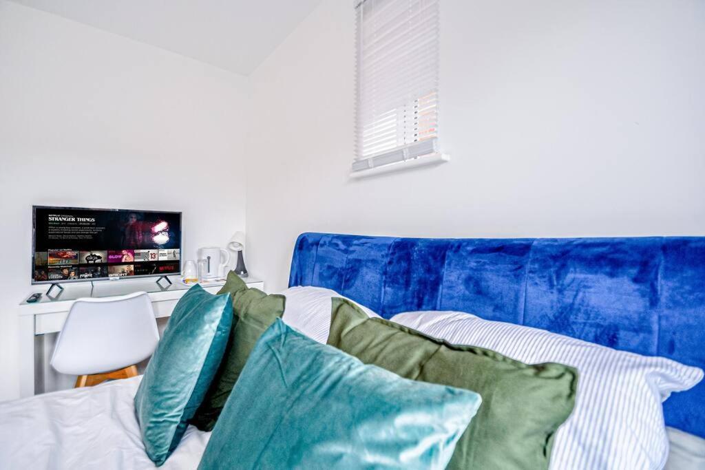 Entire House Sleeps 8 Near The River Thames Maidenhead Bagian luar foto