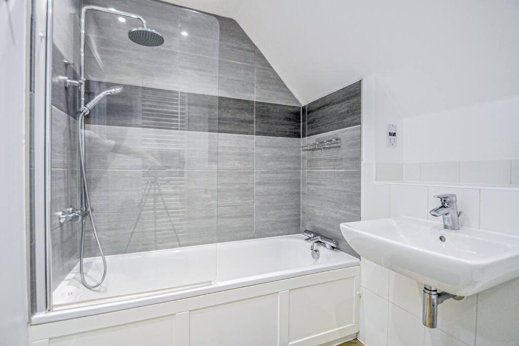 Entire House Sleeps 8 Near The River Thames Maidenhead Bagian luar foto