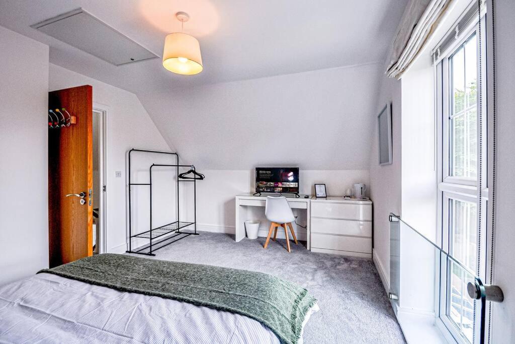 Entire House Sleeps 8 Near The River Thames Maidenhead Bagian luar foto