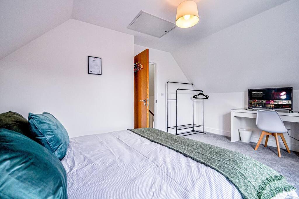 Entire House Sleeps 8 Near The River Thames Maidenhead Bagian luar foto