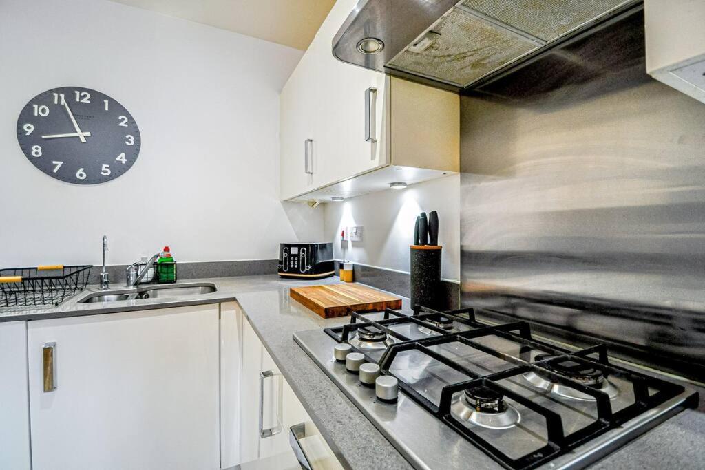 Entire House Sleeps 8 Near The River Thames Maidenhead Bagian luar foto